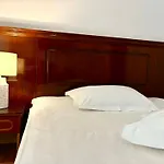 Emma Est 3*